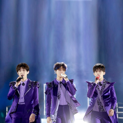 样（YOUNG） (Live) - TFBOYS